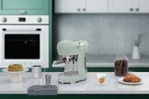 SMEG ECF02PGEU 50's Style Handmatige Espressomachine 10